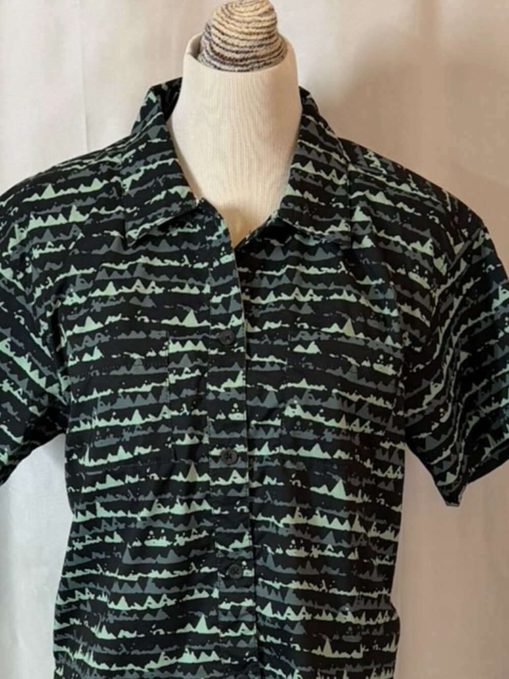 NWT - Kavu Sea La Vie Cropped Shirt - Med